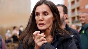 Letizia rompe a llorar en los disturbios durante su visita a Paiporta |  Vanity Fair