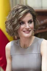 40 Best Hairstyles For Women Over 50 Feminatalk Short Layered Wavy Hairstyles Medium Length Hair Styles Medium Hair Styles