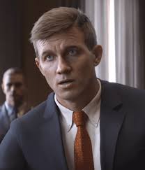 Dettaglio interessante, l'aspetto di Graves quando testimonia davanti al  Congresso sembra essere un riferimento a quando Erik Prince, il fondatore  di Blackwater Security, testimoniò davanti al Congresso nel 2007. :  r/ModernWarfareIII