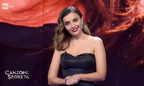 Dopo la pausa del venerdì santo, torna canzone segreta. Belen A Canzone Segreta Perche La Figlia Si Chiamera Luna Marie