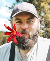 Notre prochain marché d'artisans et de producteurs locaux c'est samedi 27  juillet aux Halles ! Pour l'occasion venez rencontrer Valentin, notre  agriculteur breton qui a participé à l'amour est dans le pré