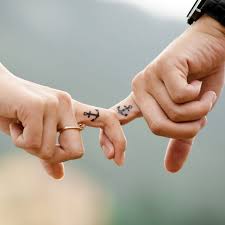 20 Adorables Ideas Para Hacerte Un Tatuaje Con Tu Pareja Que Exprese Todo Su Amor Tatuajes De Parejas Tatuajes De Anillo De Boda Tatuajes En Los Dedos
