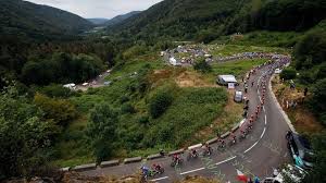 Literally minutes after the race began. Massensturz Bei Tour De France Veranstalter Will Verursacherin Verklagen Stern De