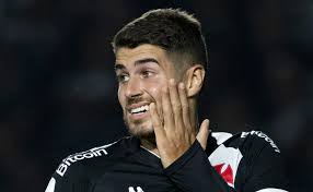 Artilheiro, 10 gols e solução perto do “profi”: Substituto de Pedro Raul  está a um passo de ganhar moral no Vasco