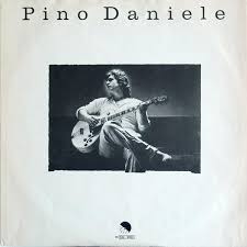 Sa voix, qui se place dans un registre très élevé, a un timbre singulier, cristallin et pénétrant. Pino Daniele Pino Daniele Lyrics And Tracklist Genius