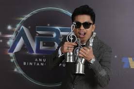 The award ceremony features performances by prominent artists. Bintang Paling Popular Milik Haqiem Rusli