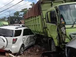 Peristiwa ini menewaaskan 240 penumpang dan 29 awak. 6 Mobil Tabrakan Beruntun Di Gisting