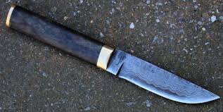 Puukko Lame De 11 2 Cm Forgee En Damas Suminagashi Garde Et Pommeau Laiton Soir Retroussee Au Pommeau Manche En Blue Bird Lame Couteau Couteau Bushcraft