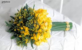 Mazzo di rose gialle a gambo lungo. Foto 14 Matrimonio In Giallo Bouquet Con Gambo Lungo Di Fiorellini Gialli Lemienozze It