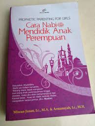 Posisi duduk selang seling sehingga tiap seorang perempuan diapit oleh laki laki. Cara Nabi Mendidik Anak Perempuan
