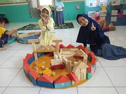 Menghitung jumlah gambar anak ayam dalam bahasa arab. Uniknya Belajar Dengan Sistem Sentra