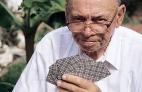 Old man playing cards[20038004695]の写真・イラスト素材｜アマナイメージズ