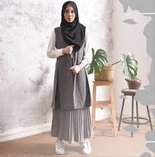 Meskipun keseruan gambar itu terlihat sederhana, namun foto tersebut dapat mengubah mood kalian, mulai yang awalnya boring bisa berubah senang waktu melihatnya. 42 Gambar Baju Batik Zaskia Sungkar Paling Unik Modelbaju Id
