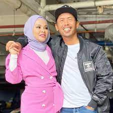 On 13 february, the singer posted a photo of a car that had skidded off the road, revealing that the vehicle belonged to one of their staff, who. Siti Sarah And Husband Shuib Slapped With Compounds For Violating Sop