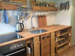 Maak Met Deze 9 Pallet Keuken Ideetjes Een Kastje Keukeneiland Of Zelfs Compleet Aanrecht Zelf Cuisine En Palette Armoires De Cuisine Palettes Palette Bois