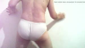 Danse sexy et s exhibe en slip de bikini blanc