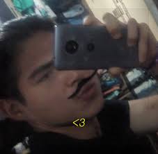 Un setup gamer sencillo, elegante, sin luces RGB.