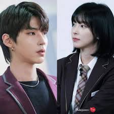 Pantesan ngelihat Lee jiwoo ini kek familiar mirip siapa gitu, rupa nya  mirip hwang in yeop wehh, inimah hwang in yeop di pakein wig jadi shin soo  hyun😭😂
