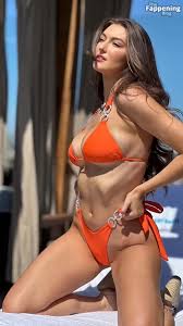 Rachel Pizzolato shows off her curves in a bikini photos