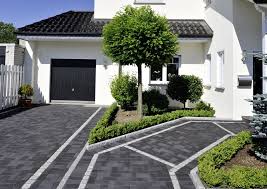 Schwarz Stahlblau Eine Farbe Die Die Moderne Bauweise Unterstutzt Und Haus Und Garten Zu Einer Einheit Versch Hofeinfahrt Vorgarten Terrasse Auffahrt Design