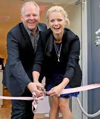 Pandora a/s (often styled pandora) is a danish jewellery manufacturer and retailer founded in 1982 by per enevoldsen. Top Model Weiht Boutique Ein Frau Knuppe Warum Ist Ihnen Schmuck Nicht Schnuppe Regional Bild De