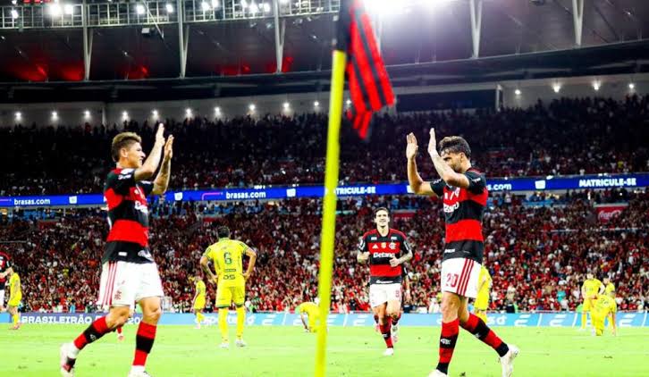 Flamengo vence Mirassol e encosta no l&iacute;der Palmeiras