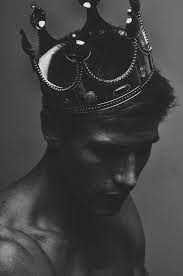 Discover A World Of Unlimited Stories Crown Aesthetic Photography Portrait Photography