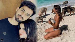 وظهرت فوز العتيبي مع زوجها فيما يبدو أنه داخل شاحنة للرحلات وهو يقبّلها ويداعبها ويحتضنها بطريقةٍ ساخنة على السرير. Ø¸Ù‡ÙˆØ± ÙÙˆØ² Ø§Ù„Ø¹ØªÙŠØ¨ÙŠ Ø¨Ø§Ù„Ø¨ÙƒÙŠÙ†ÙŠ Ù…Ø¹ Ø®Ù†Ø§Ø²ÙŠØ± ÙŠØºØ¶Ø¨ Ø§Ù„Ø³Ø¹ÙˆØ¯ÙŠÙŠÙ† ÙˆØ§Ù„Ø£Ø®ÙŠØ±Ø© ØªØ±Ø¯ Ø¹Ù„Ù‰ Ù‡Ø¬ÙˆÙ… Ø§Ù„Ø¬Ù…Ù‡ÙˆØ± Ø¶Ø¯Ù‡Ø§ Youtube