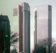 Die zentrale der deutschen bank in frankfurt ist wegen des verdachts auf zweifelhafte steuergeschäfte mit aktiendividenden durchsucht worden. Deutsche Bank Hochhaus Skyline Atlas