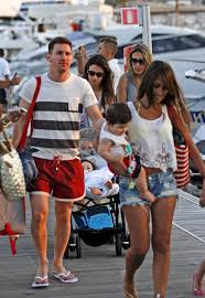 Hij stroomde in 2004 door vanuit de jeugdopleiding van fc barcelona, waar hij van 2004 tot 2021 onder contract stond. Neymar Wife Antonella Roccuzzo Messi Wife