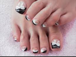 While the weather is still warm, we love the idea of taking our socks off and admiring a flower, geometric design. Black And White Bows Toe Nail Design Fmag Com