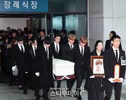 It was reported that 500 fans queued to mourn at the funeral hall, which was filled with flowers and photographs of the late singer. Shinee Jonghyun S Funeral And Burial Are Happening Right Now