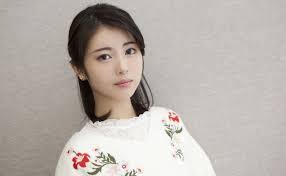 浜辺美波の愛用リップ カラコンや服のブランドは 私服の画像や行きつけの美容室も 女の子の髪 浜辺 女優