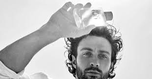 Aaron Taylor-Johnson é o novo embaixador das fragrâncias ACQUA DI GIÒ de  Giorgio Armani