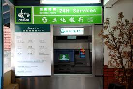 每家銀行不一，自行提款單筆大多是 3 萬元，跨行提款單筆上限是 2 萬元，但是中國信託自行提款機最高單筆可達 12 萬元、台新銀行可達 15 萬元。 æ ¡å…§è‡ªå‹•ææ¬¾æ©Ÿ å—è‡ºç§'æŠ€å¤§å­¸æ•™å‹™è™•