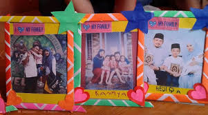 Kreasi bingkai foto unik ini memanfaatkan barang barang bekas seperti botol dan gelas sebagai material utamanya. Kreasi Membuat Frame Foto Keluarga Dunia Belajar Anak