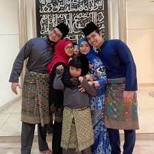 Dikecam kerana gambar mesra bersama aktor keith foo, ziela jalil mengakui anaknya turut menerima tempias. Facebook