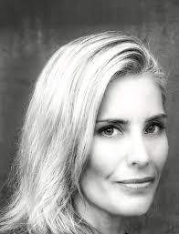 Beth Hollis's Instagram, Twitter & Facebook