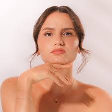 Julie Lazor's Instagram, Twitter & Facebook