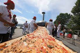 Coacerea acestui produs gigantic a durat aproximativ 48 de ore. Cea Mai LungÄ Pizza Din Lume Galerie Foto Europa Fm