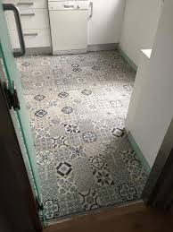 Cómo elegir azulejos y suelos de cerámica si has decidido comprar azulejos o baldosas, el catálogo de leroy merlin te sorprenderá. Renovacion Del Suelo De La Cocina Con Losetas De Vinilo Leroy Merlin