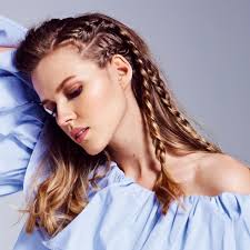 Sep 17, 2018 · capelli raccolti ma morbidi, trecce e chignon spettinati: Capelli Acconciature Summer Chic Pronte In Cinque Minuti Vanity Fair Italia