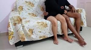 दोस्त की हॉट सेक्सी गर्लफ्रेंड को पहली बार सोफे पर चोदा XXX Girlfriend Sex  साफ हिंदी आवाज में - XNXX.COM