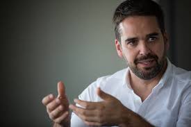 Eduardo Leite pende à direita por caminho até 2026