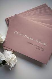 Alle angaben müssen auf der vorderseite des großbriefs erfolgen. Hochzeitseinladung Umschlag Weisse Beschriftung Rosa Hochzeit Rosa Hochzeitseinladungen Hochzeitskalligraphie