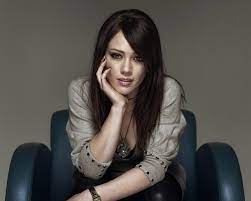 To get hilary duff's hairstyle, apply smoothing cream to damp hair and blow dry straight using a round brush. Hilary Duff Dark Brown Hair 1280x1024 Download Hd Wallpaper Wallpapertip