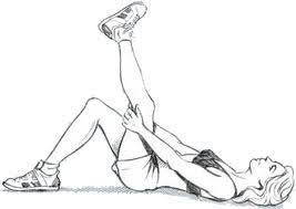 E allora andiamo a vedere qualche semplice esercizio di stretching, limitandoci per ora a quello che riguarda la schiena, ma promettendo di tornare sull'argomento per trattare di altre parti del corpo. Mal Di Schiena 7 Esercizi Di Stretching Per Combatterlo Allenamento Fit