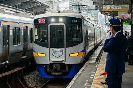 南海10000系電車（なんかい10000けいでんしゃ）は、南海電気鉄道が1985年（昭和60年）から1992年（平成4年）にかけて製造した特急形電車である。 南海本線 でそれまで運行されていた 特急 「四国号」に代わる特急「 サザン 」の運行開始に合わせ、専用車とし. ç‰¹æ€¥ã‚µã‚¶ãƒ³ é›£æ³¢ã¨å'Œæ­Œå±±å¸‚ã‚'çµã¶å—æµ·ã®ç‰¹æ€¥ ç‰¹æ€¥åˆ¸ç„¡ã—ã§ã‚‚ä¹—è»Šå¯èƒ½ Iwanote