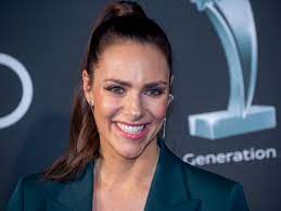 Wo ich esther sedlaczek und ruth hofmann eher als fieldreporterin sehe, ist sarah valentina winkhaus mit ihrer ausstrahlung und präsents eher etwas für eine show im studio. Sky Moderatorin Esther Sedlaczek So Hubsch Ist Sie Ohne Make Up