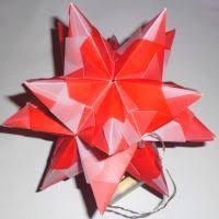 Der Bascetta Stern Sieht Nicht Nur Wunderschon Aus Das Basteln Des Bascetta Sterns Ist Ungemein Beruhigend Falt Bascetta Stern Sterne Sterne Falten Anleitung